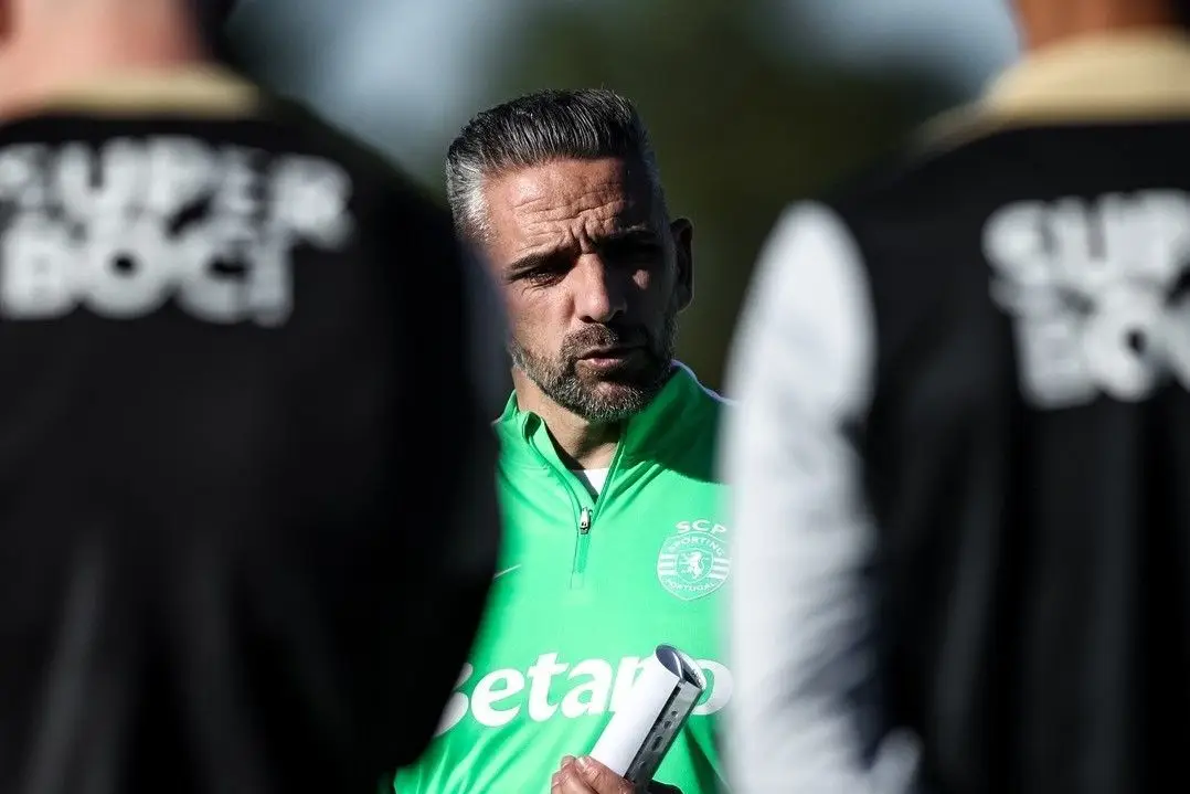 Chegar, ver e treinar: Rui Borges já orientou o primeiro treino no Sporting