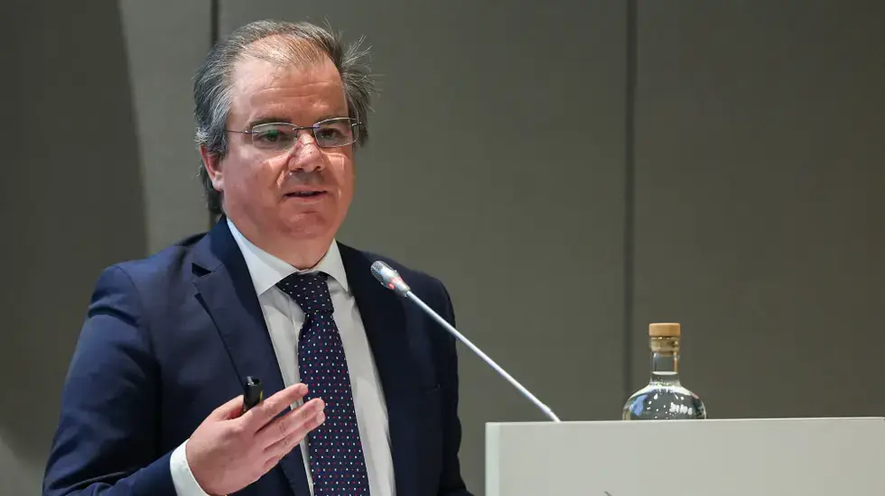 PS e PAN querem que Governo explique ao Parlamento o salário de Hélder Rosalino
