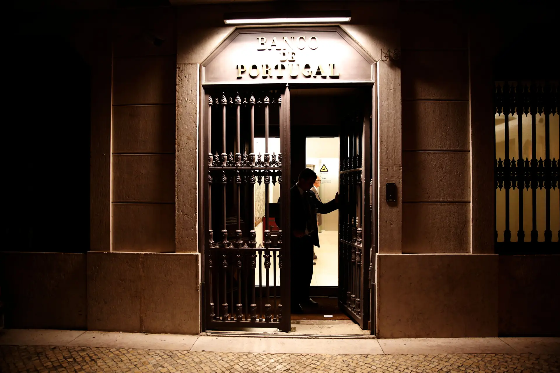 Dívida das famílias, empresas e Estado cai para 277,9% do PIB em 2025