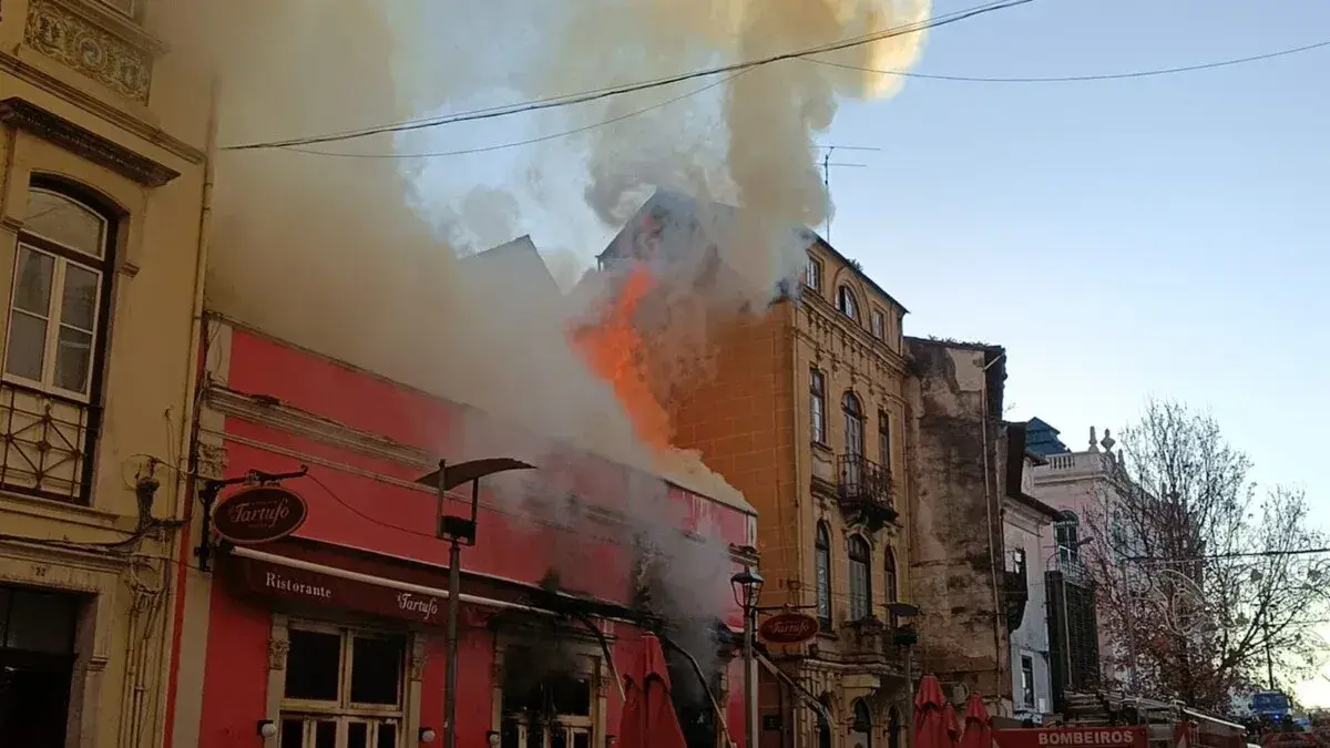 Incêndio atinge restaurante da Baixa de Coimbra