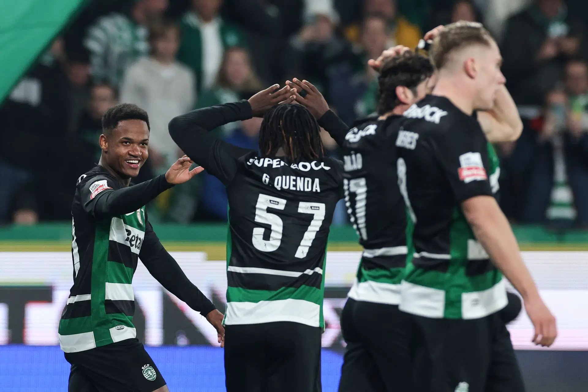 Jogadores do Sporting festejam o golo de Geny Catamo