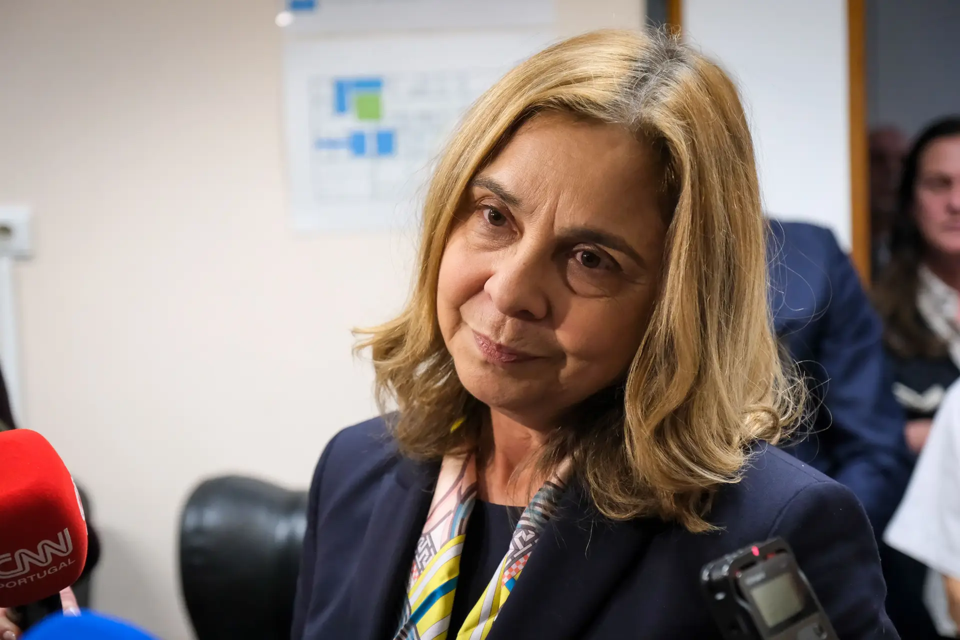 Da esquerda à direita, pede-se demissão da ministra da Saúde; Marcelo ainda vai ler relatório