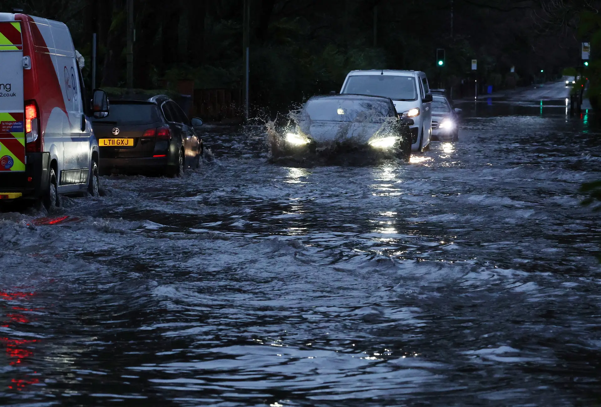 Chuva intensa provoca inundações no Reino Unido, celebrações do Ano Novo afetadas