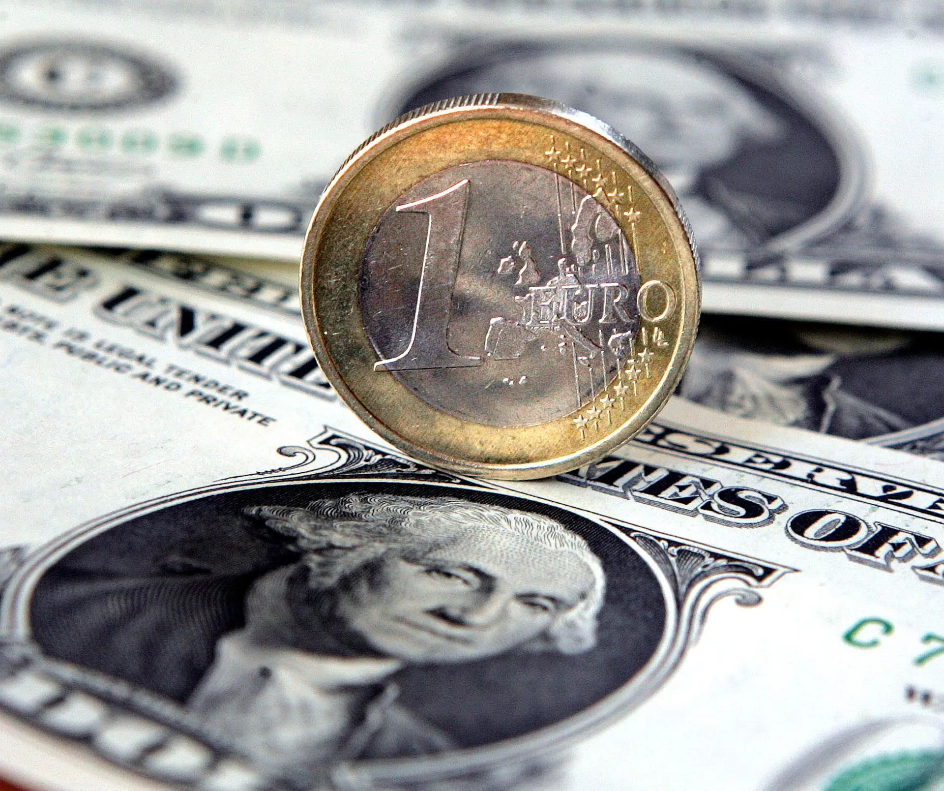 Euro cai para valor mínimo em mais de dois anos