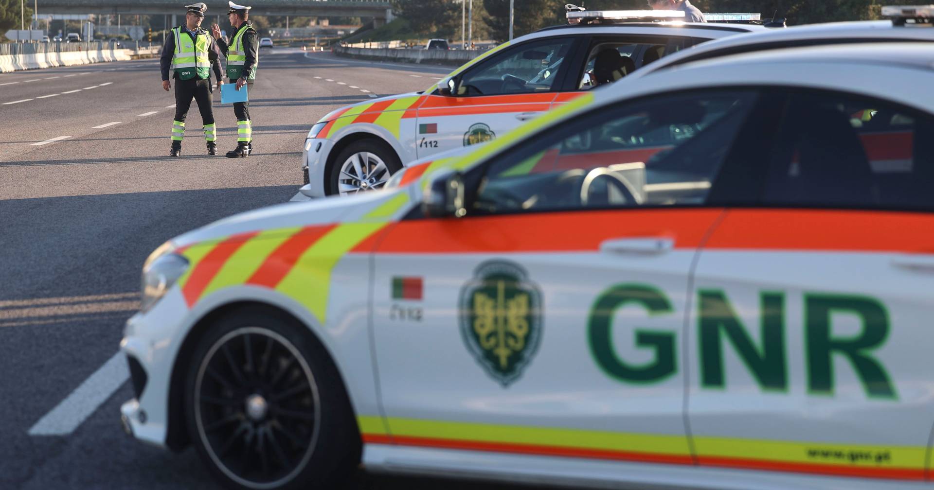 GNR deteve sete pessoas e apreendeu armas de guerra em Aljezur - SIC ...