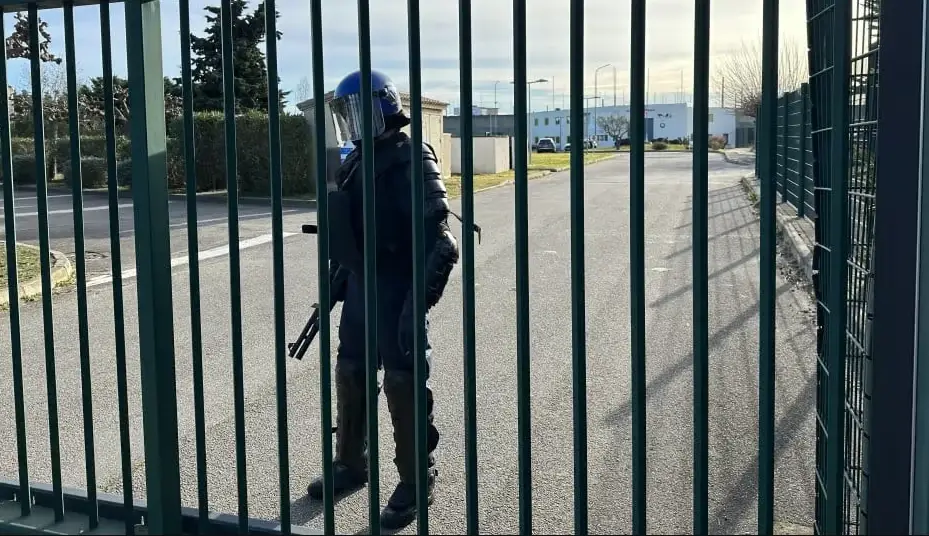 Ricklusive escapa de un arresto francés escondido en una bolsa de vestir sucia
