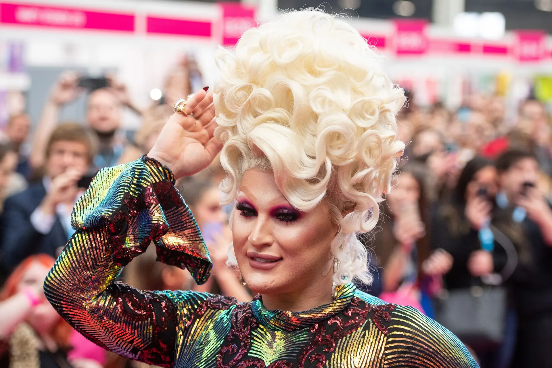 Morreu aos 32 anos a drag queen “The Vivienne”, estrela no Reino Unido