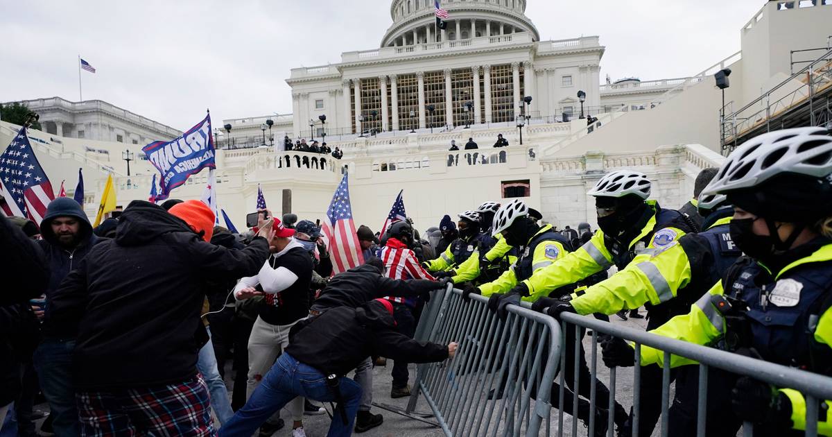 À espera do perdão de Trump: "Perdi a cabeça por 3 segundos"