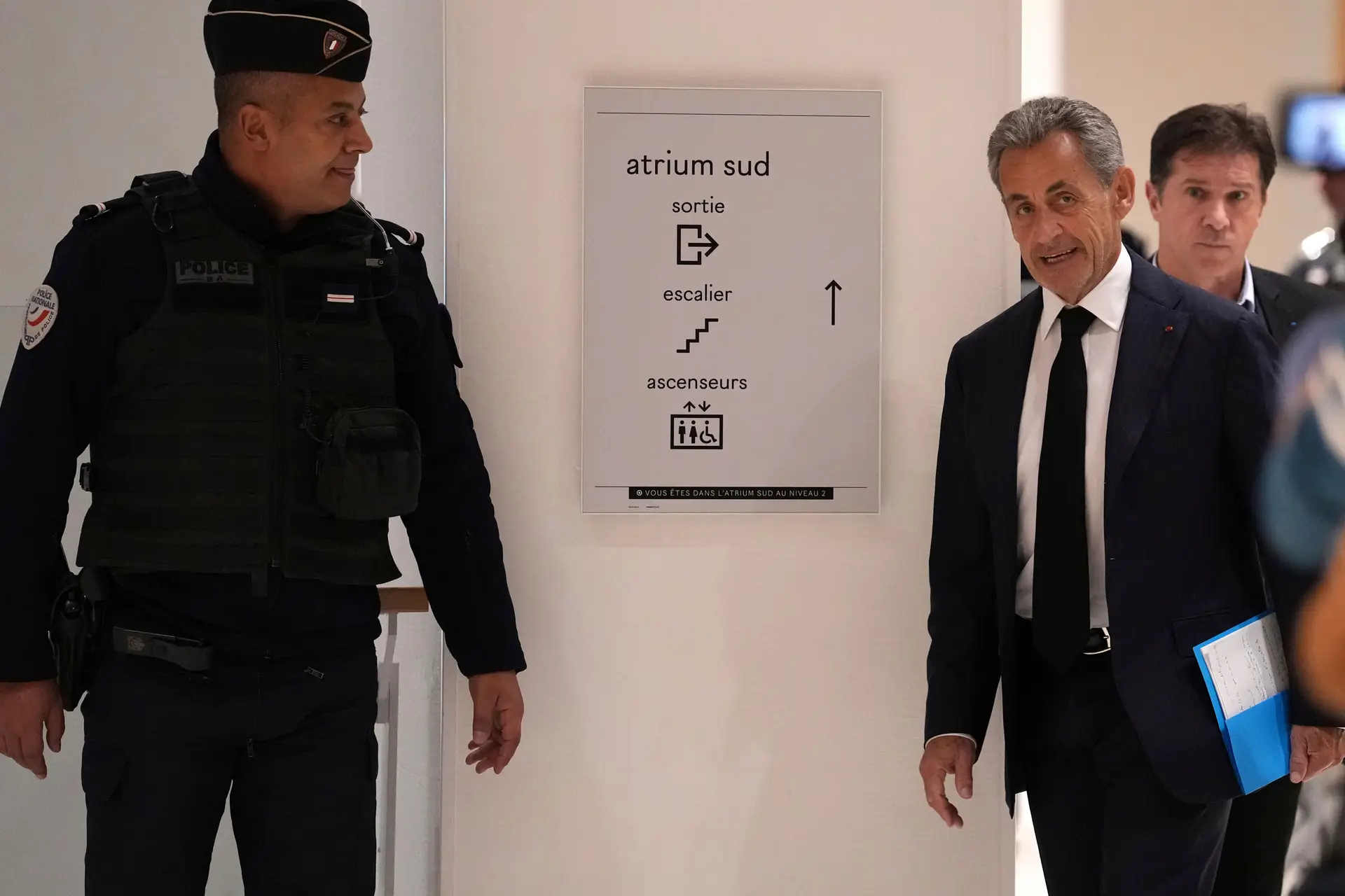 Ex-Presidente francês em liberdade condicional e sem pulseira eletrónica