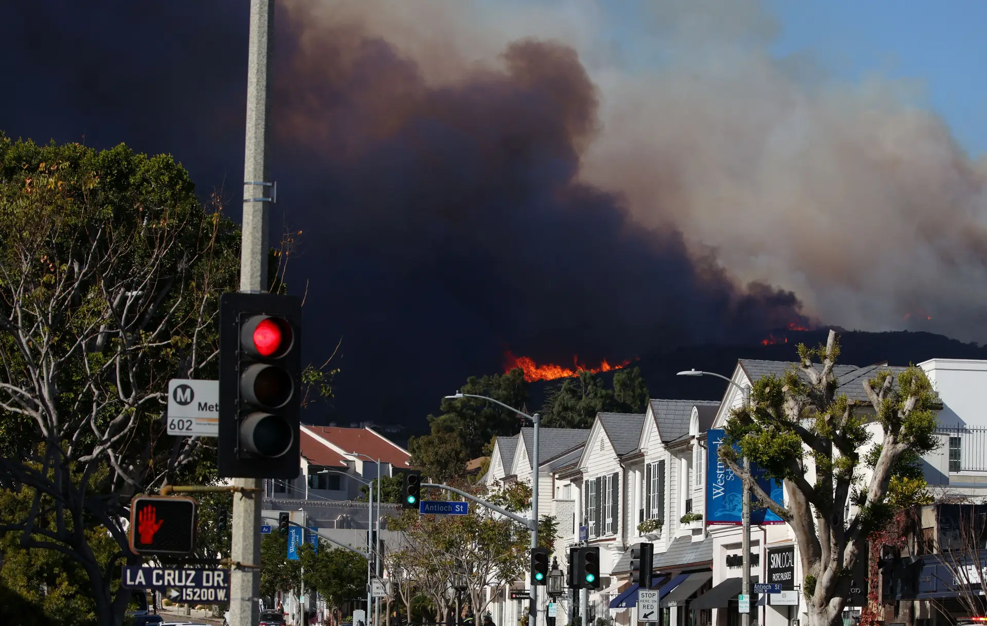 Incêndio florestal obriga a evacuações em Los Angeles, mais de 70 hectares arderam em 20 minutos