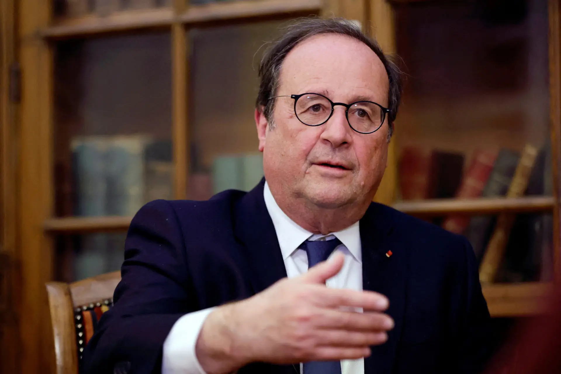 François Hollande revela telefonema “marcante” de amigo no atentado ao Charlie Hebdo