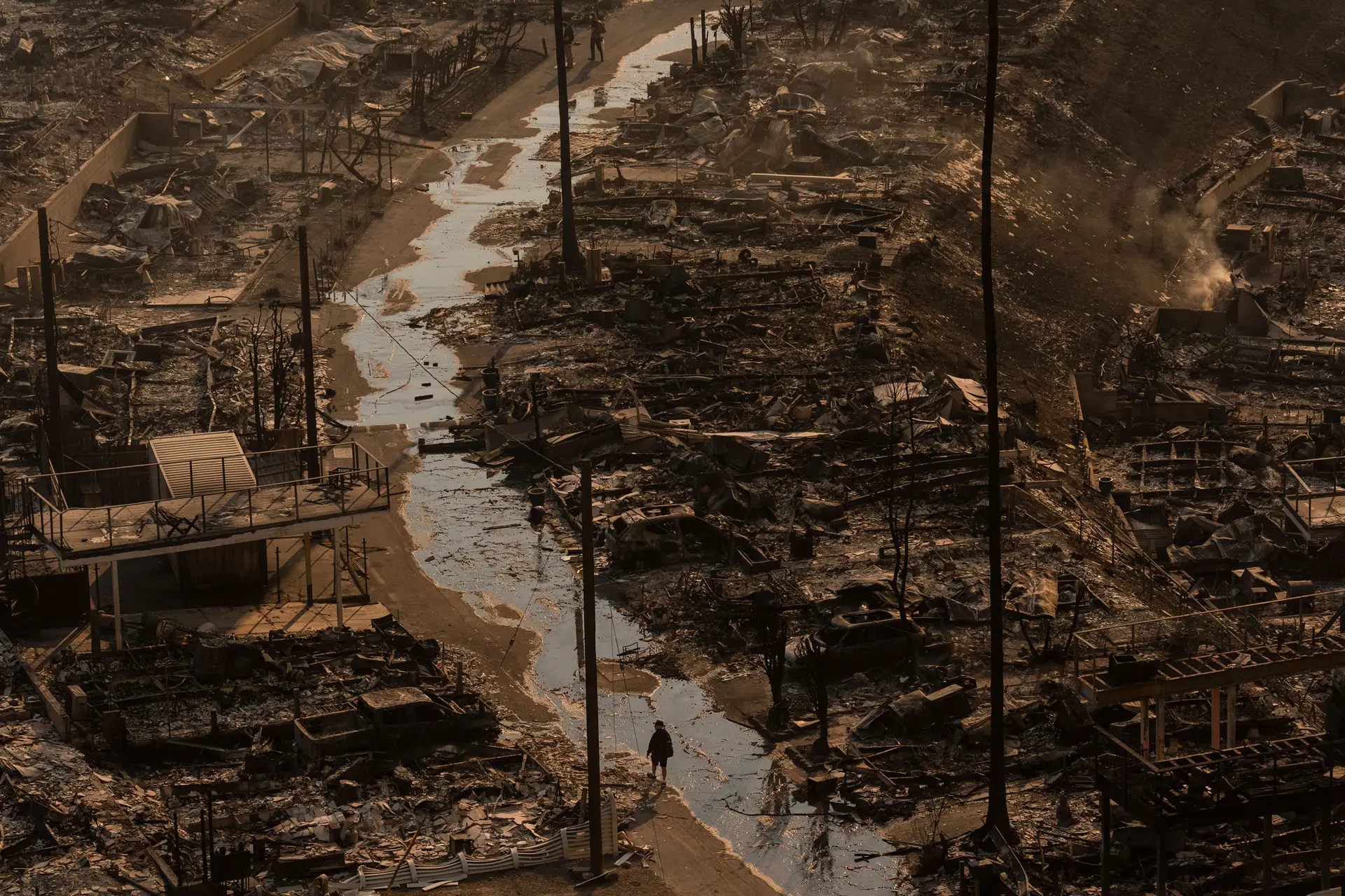 Sobe para 16 número de mortos nos incêndios florestais em Los Angeles