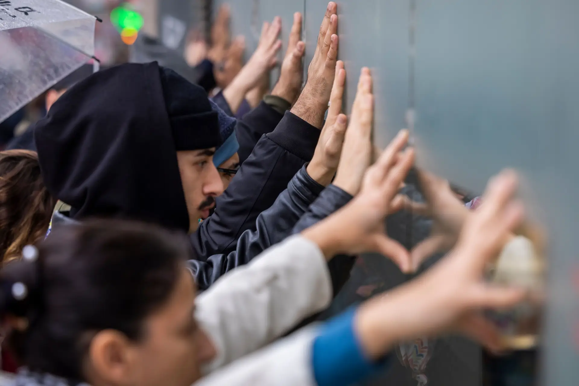 Ativistas encostam-se à parede na Avenida de Roma para denunciar operação policial no Martim Moniz