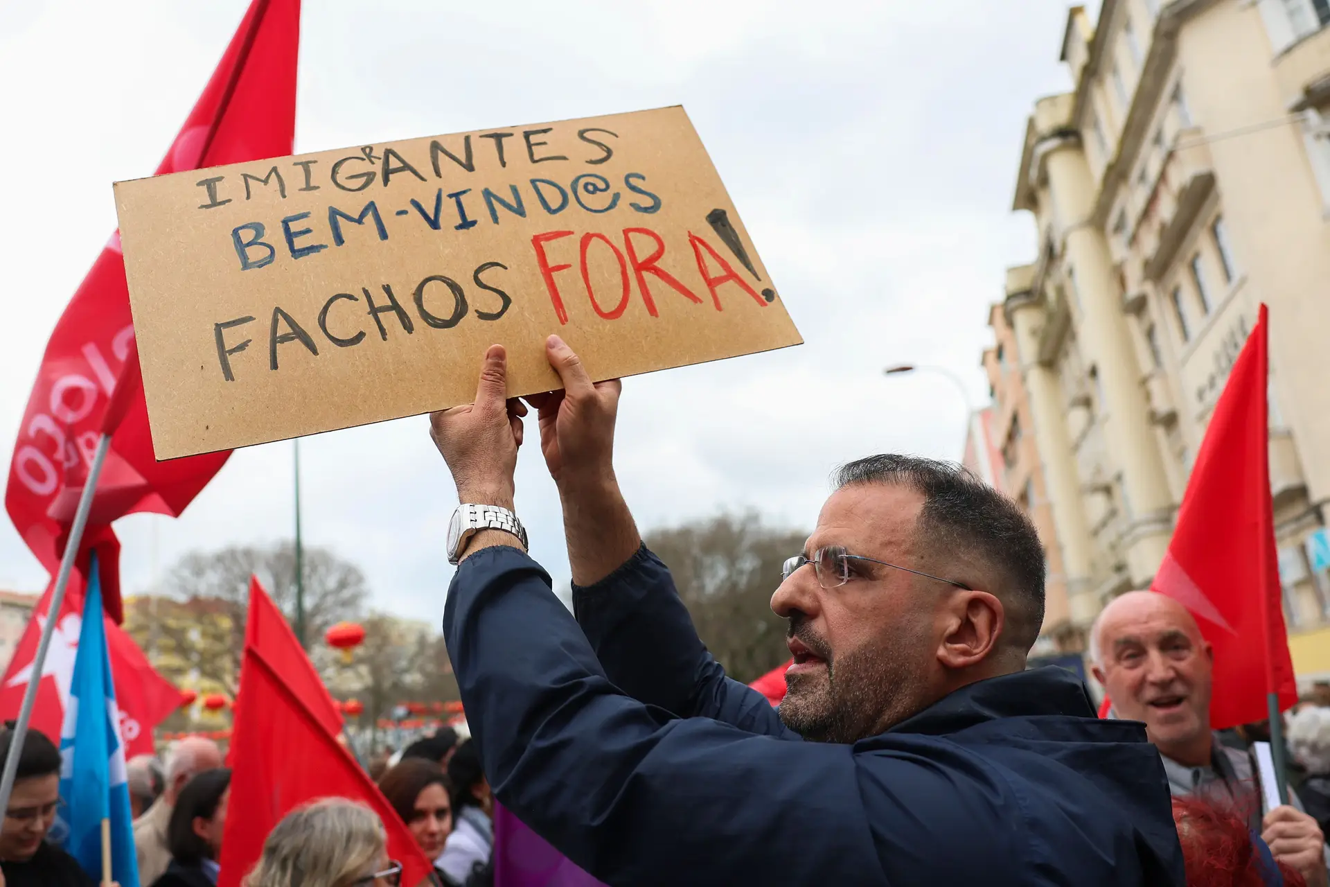 Manifestações em Lisboa: Montenegro diz que os extremos saíram à rua, Pedro Nuno Santos fala em instrumentalização da polícia