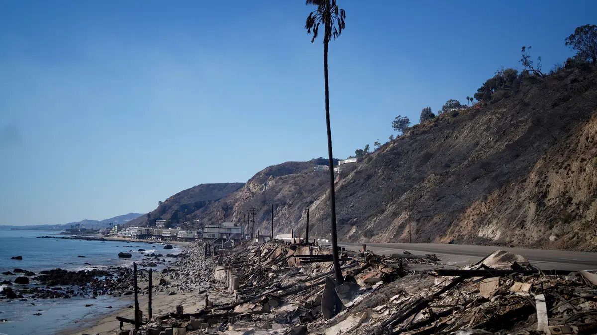 Habitações destruídas pelo incêndio de Pacific Palisades, em Malibu, na Califórnia.