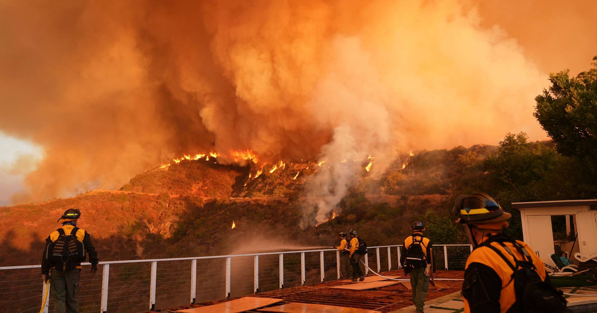 Incêndio de Palisades obriga à evacuação do bairro de Brentwood onde vivem inúmeras celebridades