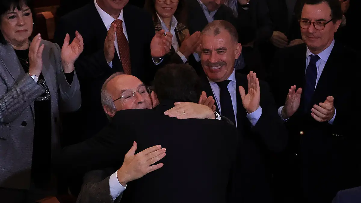 O antigo presidente do Partido Social Democrata (PSD), Luís Marques Mendes (E), saudado pelo presidente do partido, Luís Montenegro.