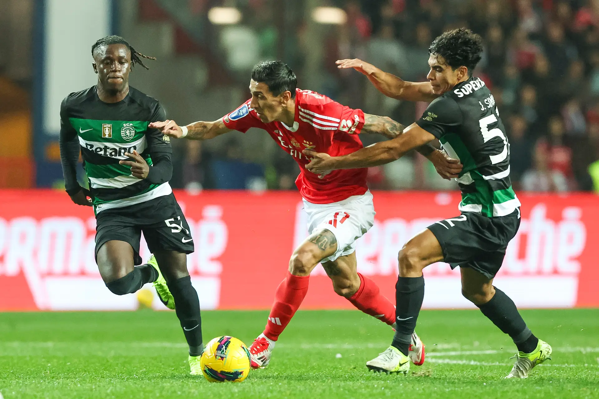 Benfica derrota Sporting e vence Taça da Liga