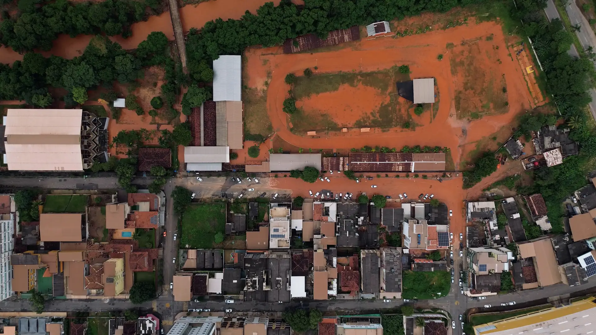 Ruas cobertas de lama após deslizamento de terra, após chuvas torrenciais, em Ipatinga, no Brasil.