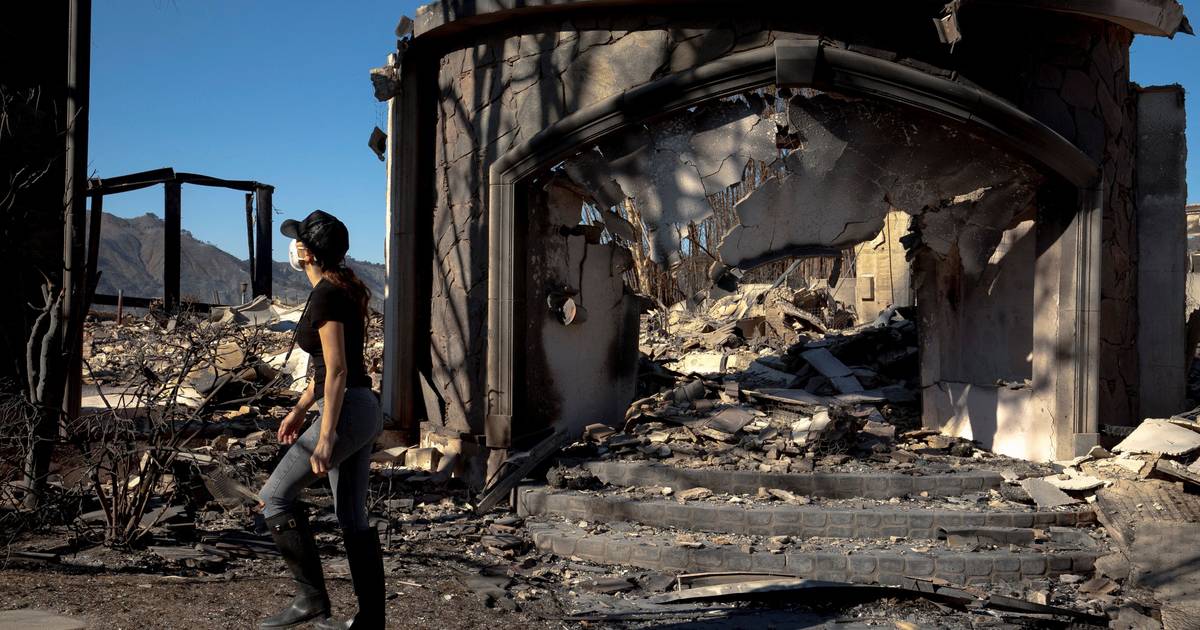 Mais de 11.000 residentes começam a regressar às suas casas após incêndios de Los Angeles