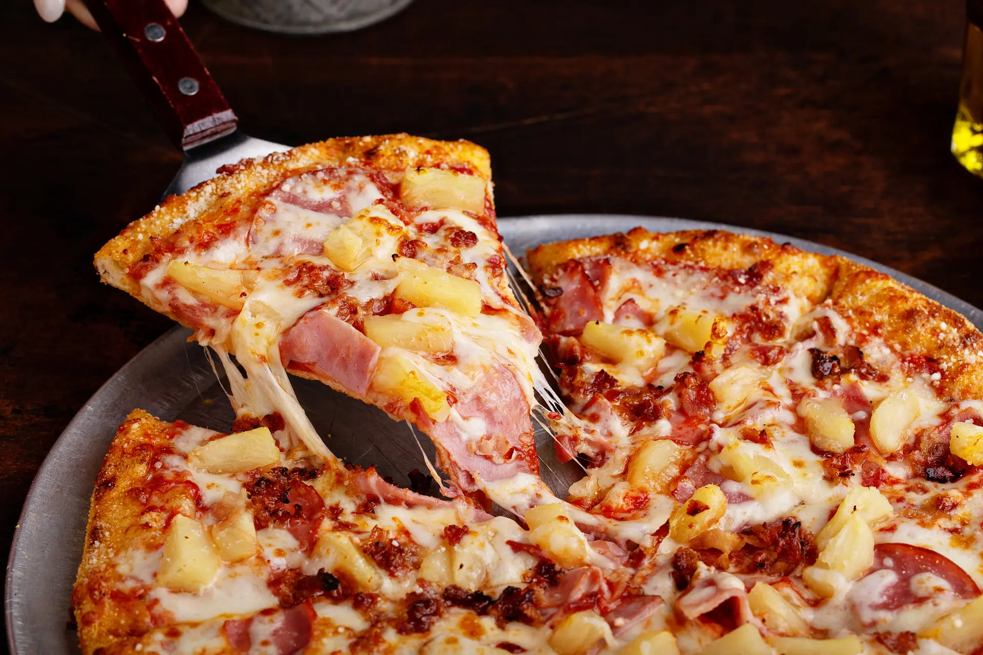 Ananás na pizza, mas a que preço? Pizzaria está a cobrar quase 120 euros