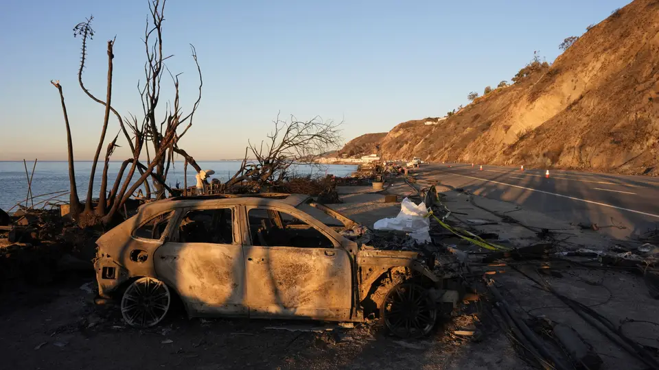 Veículo carbonizado na Pacific Coast Highway, em Malibu, na Califórnia. 