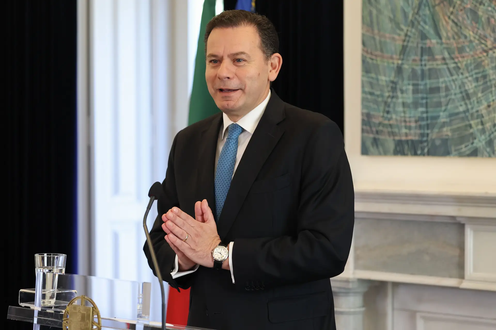 Montenegro não recua na moção de confiança, admite erros e explica negócios: da compra de casas à venda de ações