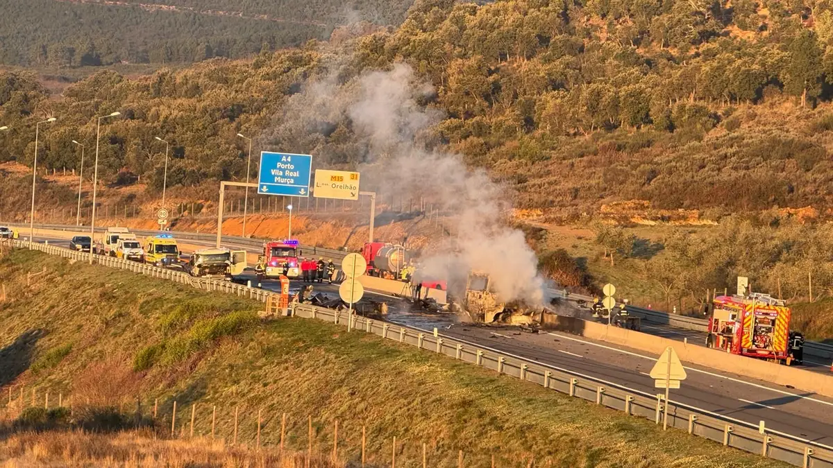 Colisão entre dois pesados na A4 fez um morto e um ferido.