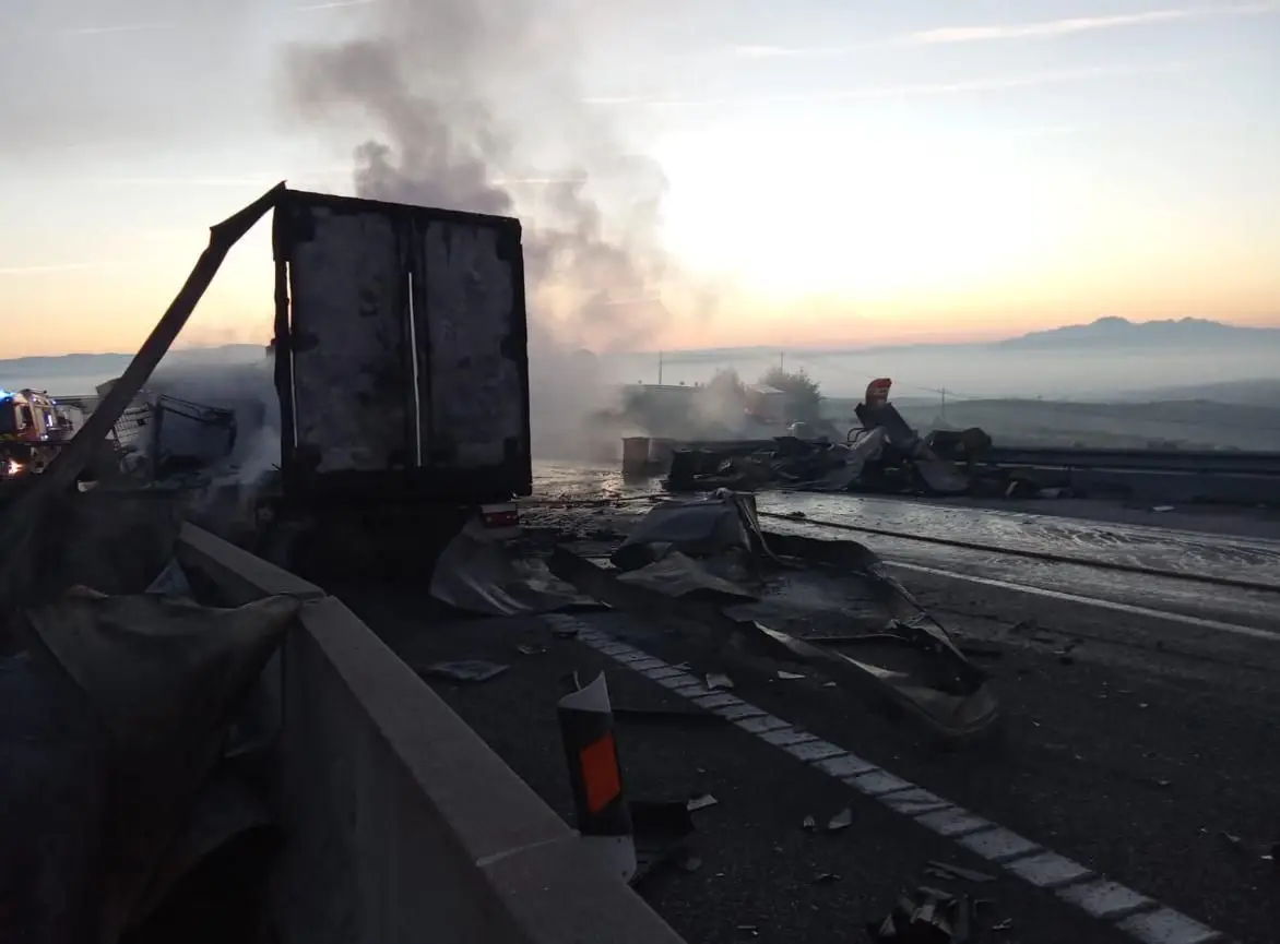 A4 cortada entre Mirandela e Vila Real após colisão entre dois veículos pesados