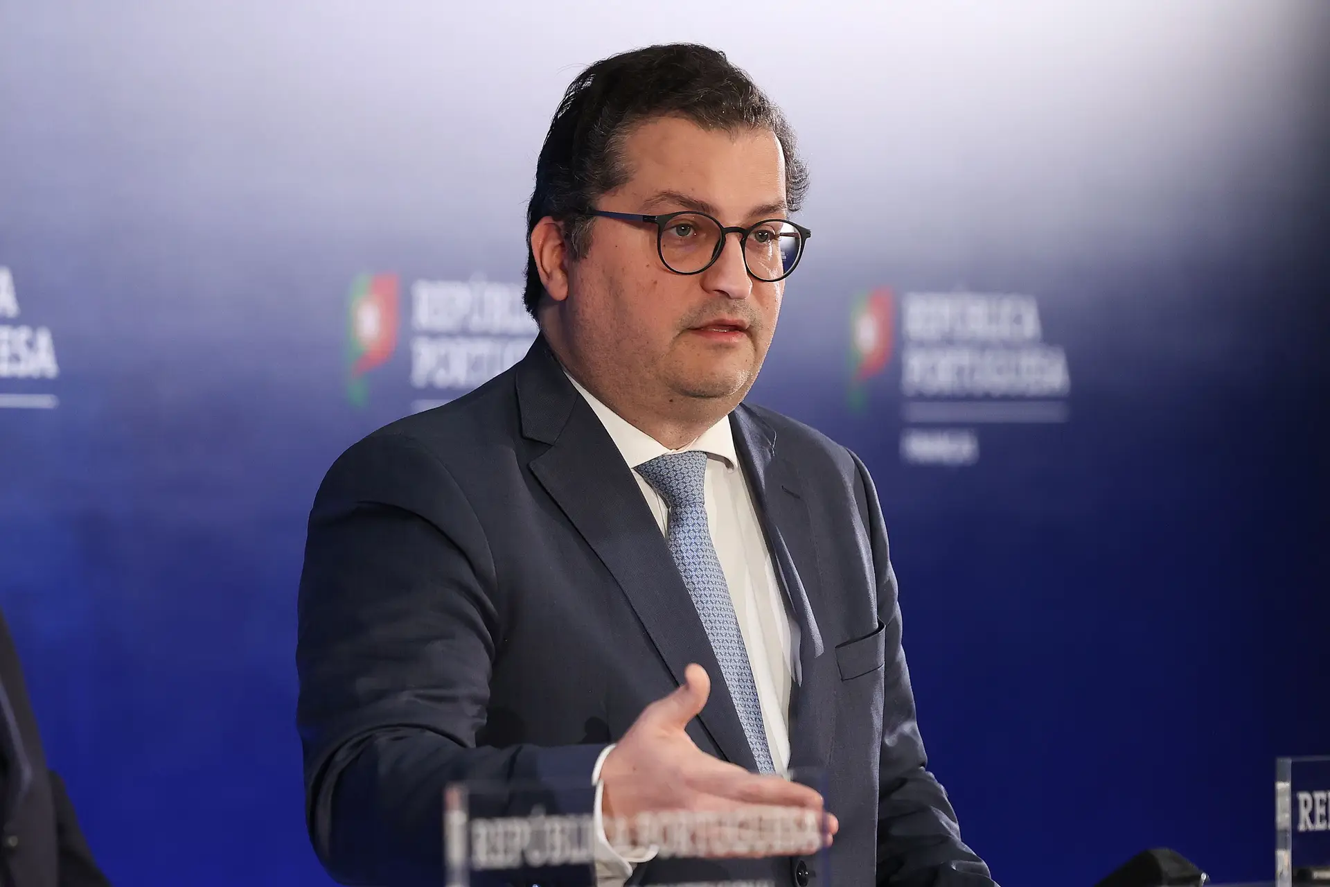 Economia portuguesa deverá crescer 2,5% em 2025, revela ministro das Finanças