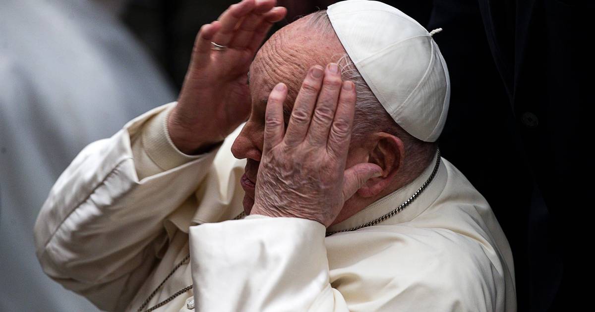 Papa Francisco sofre ferimento ligeiro após queda no Vaticano