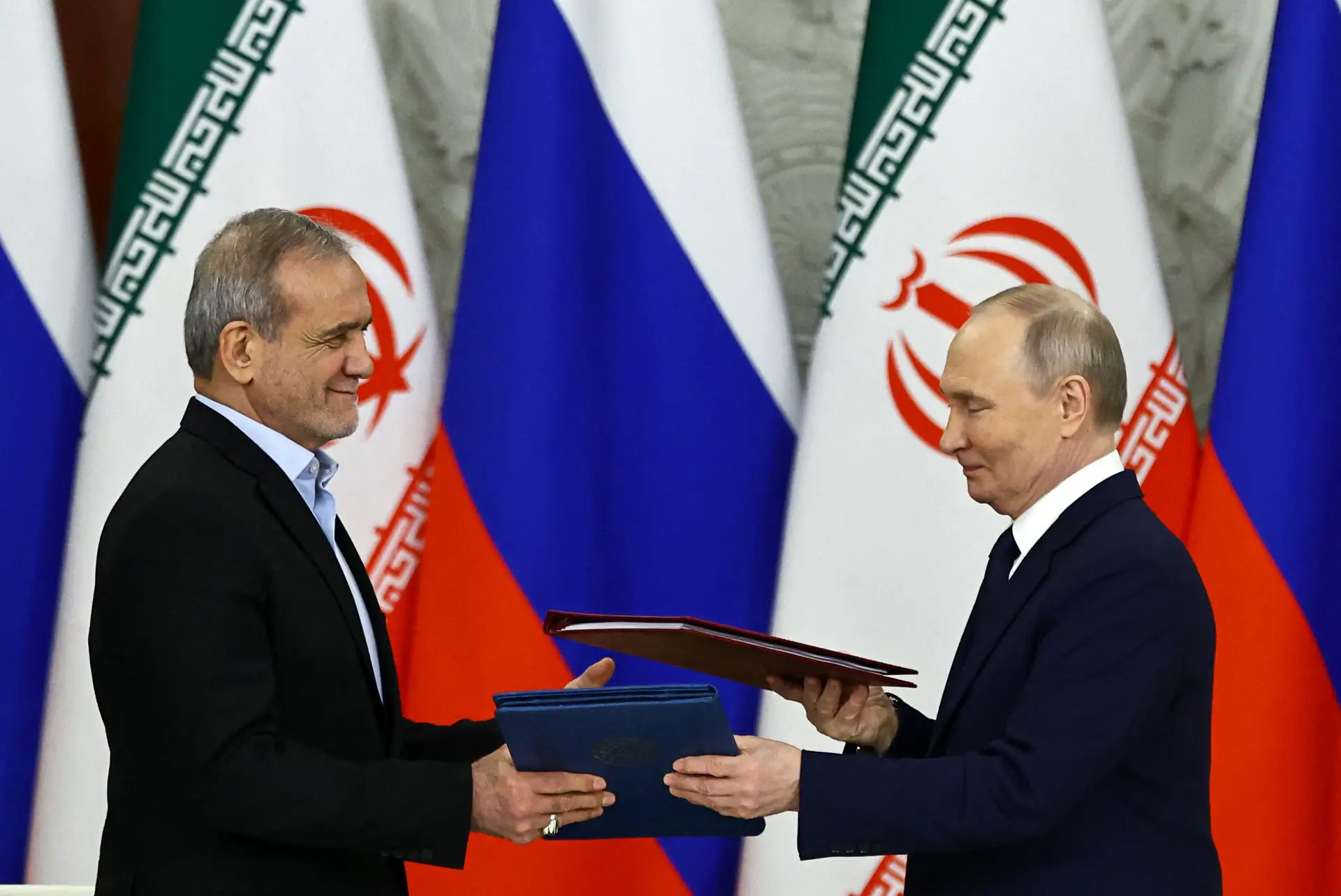 Rússia e Irão assinam acordo estratégico que prevê reforço da cooperação militar