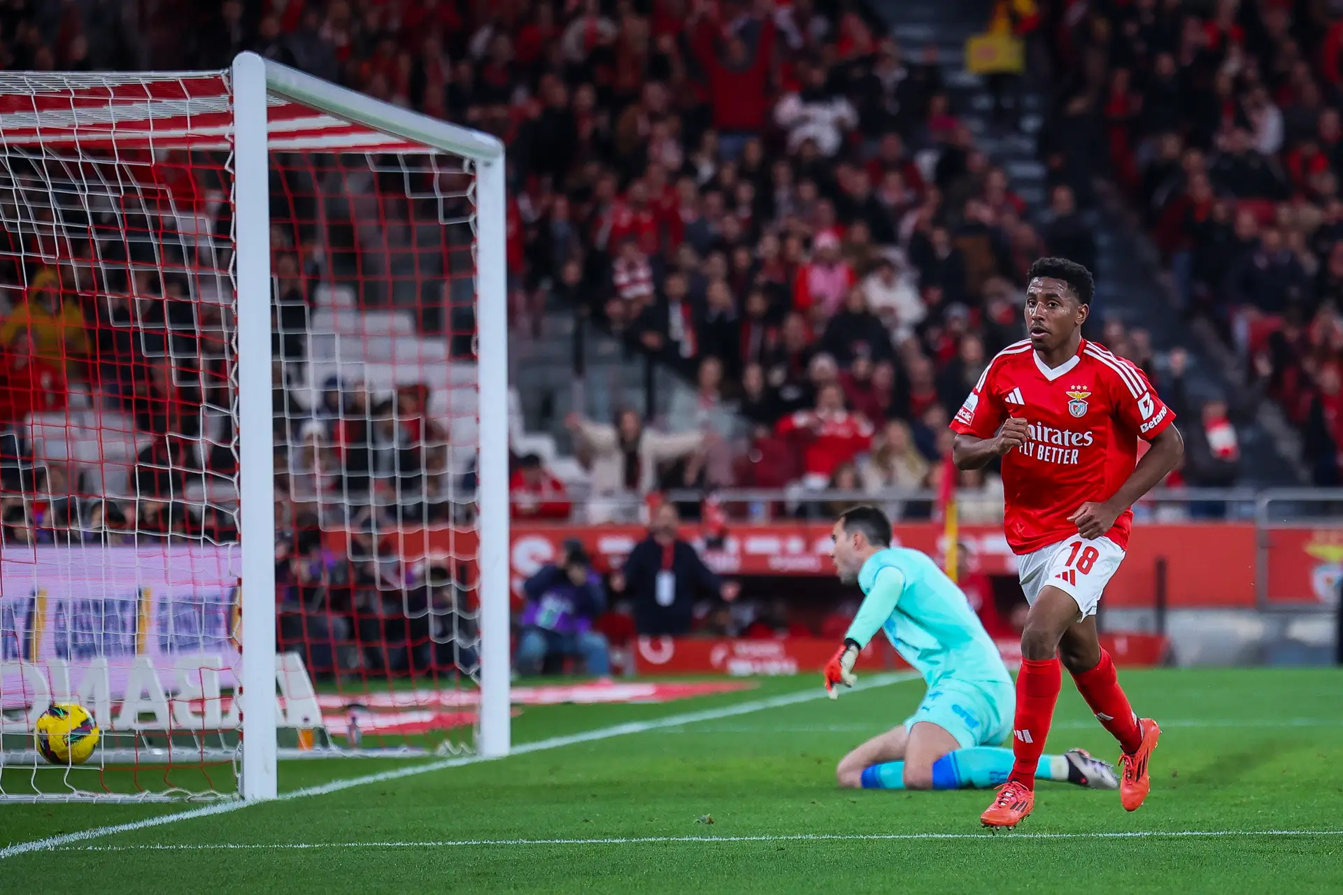 Primeira Liga: Benfica goleia o Famalicão e sobe (à condição) ao segundo lugar
