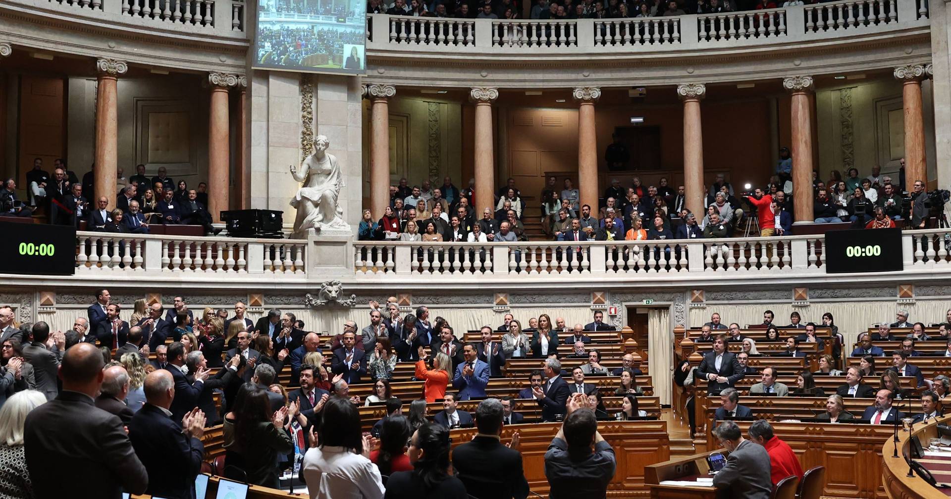 Deputada socialista admitiu estar drogada no Parlamento? - SIC Notícias
