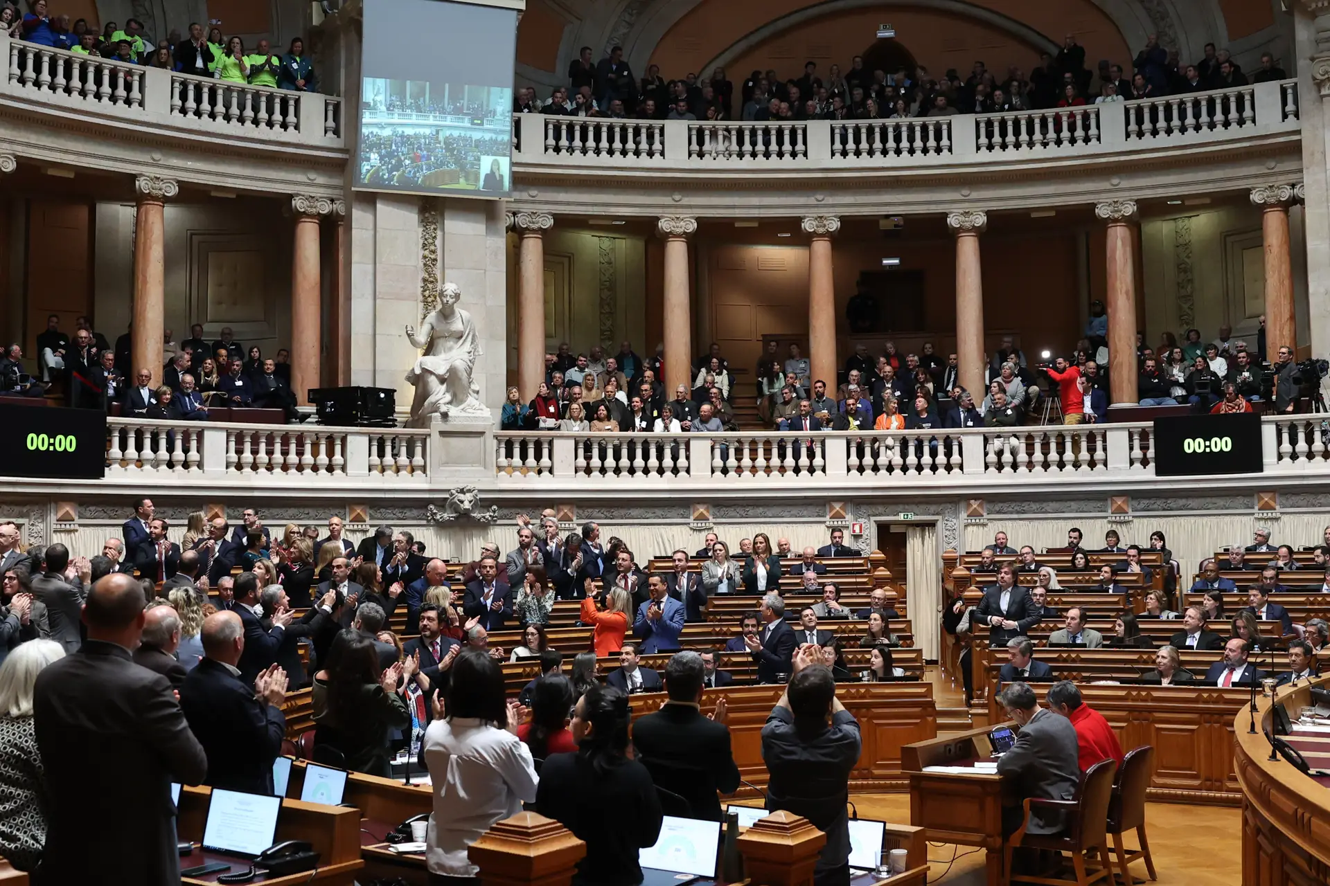 Parlamento debate e vota segunda moção de censura em menos de duas semanas