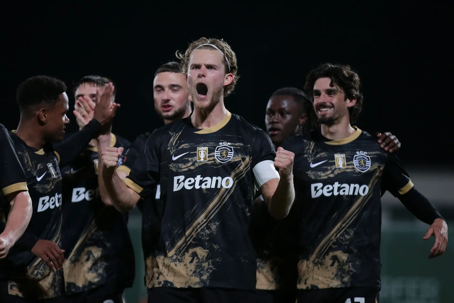 Jogadores do Sporting festejam o golo de Hjulmand