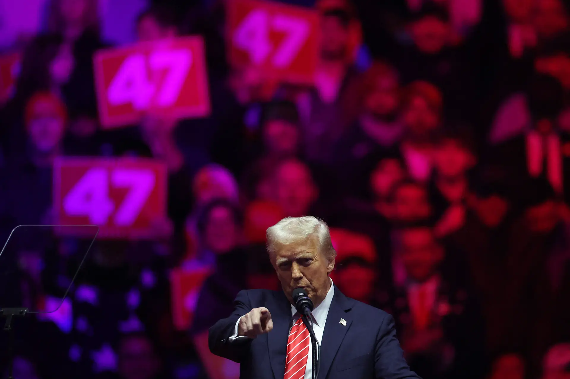 Donald Trump promete "um novo dia", "fim do declínio" e acabar com a imigração ilegal 
