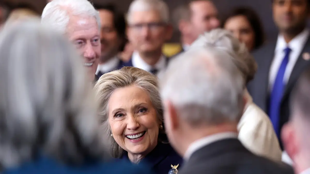 A ex-secretária de Estado Hillary Clinton, ao centro, e o ex-presidente Bill Clinton, à esquerda,