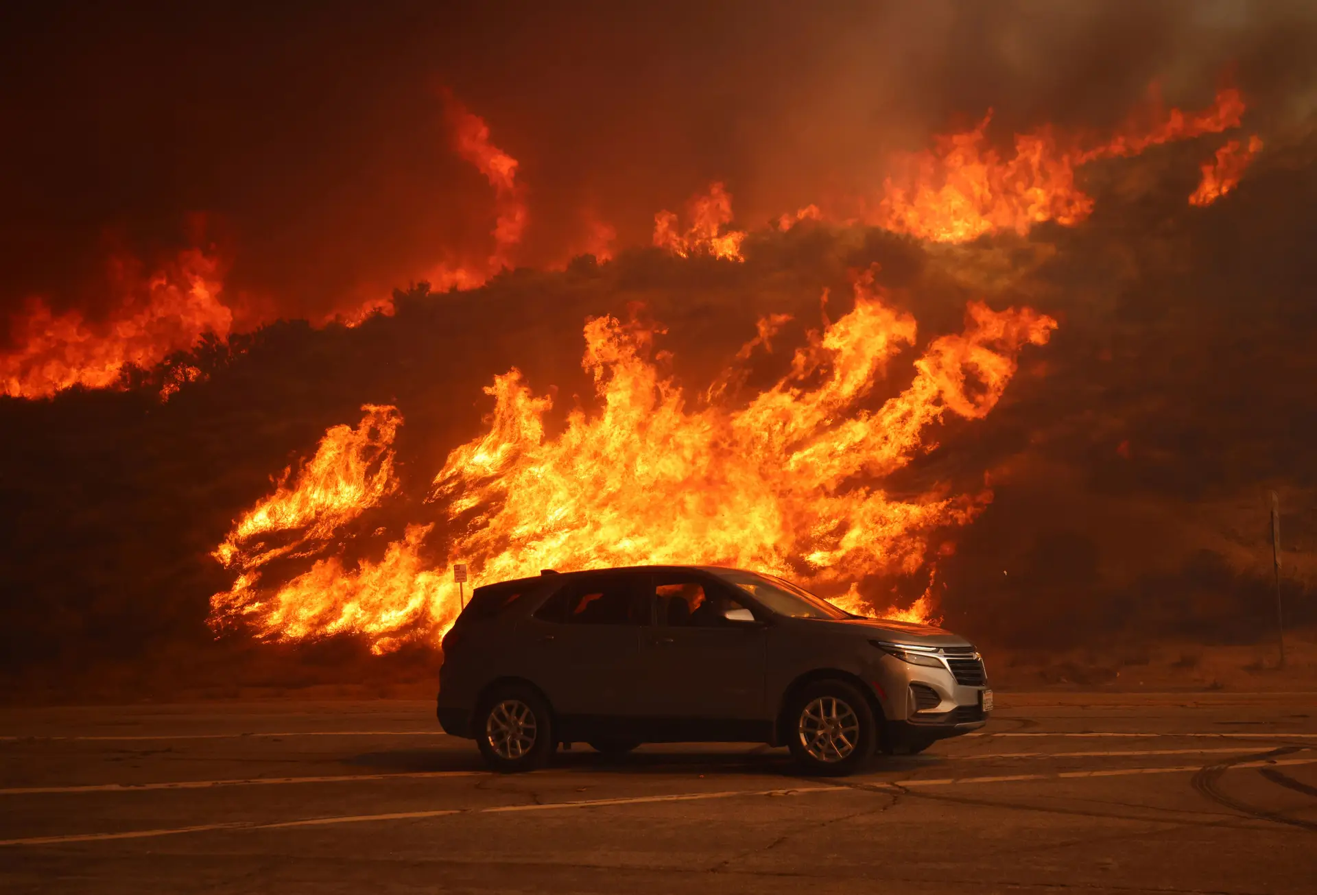 Incêndio de grandes dimensões deflagra na Califórnia: emitidas ordens de evacuação