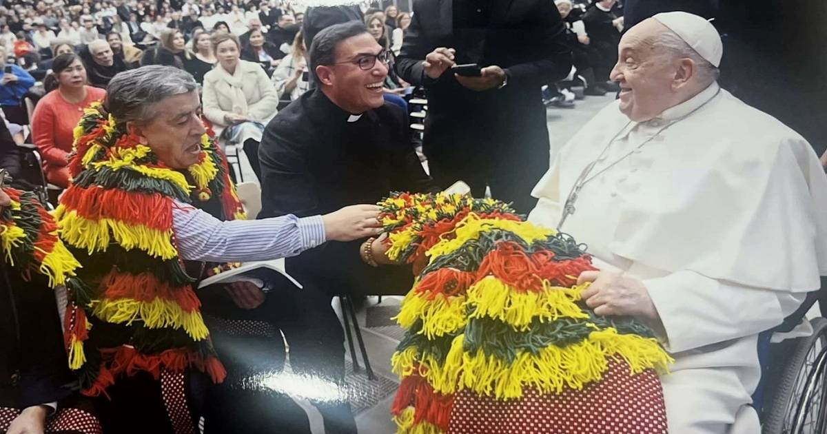 Caretos de Podence viajaram até ao Vaticano e ofereceram um fato ao Papa Francisco