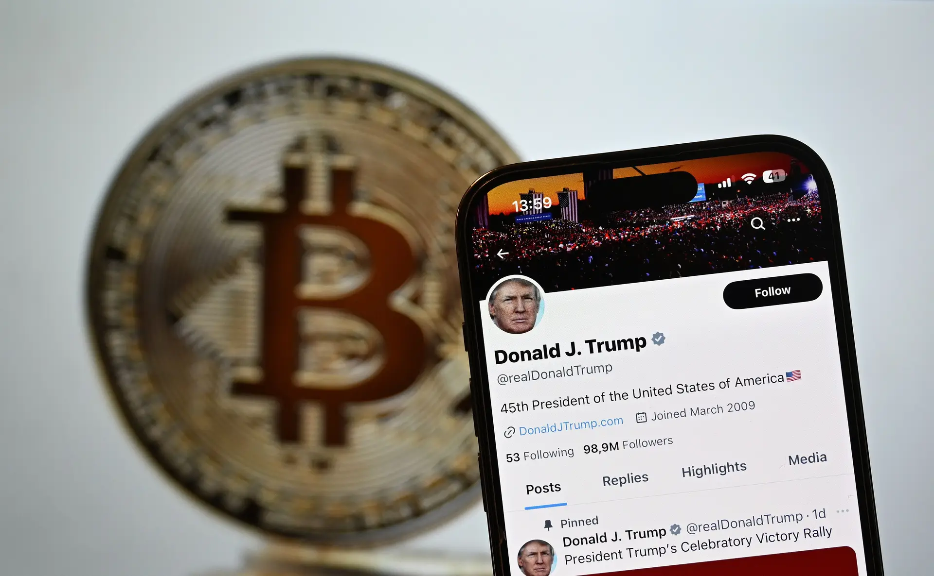 O que é uma "memecoin"? A criptomoeda que está a colocar Donald Trump no centro de mais uma polémica