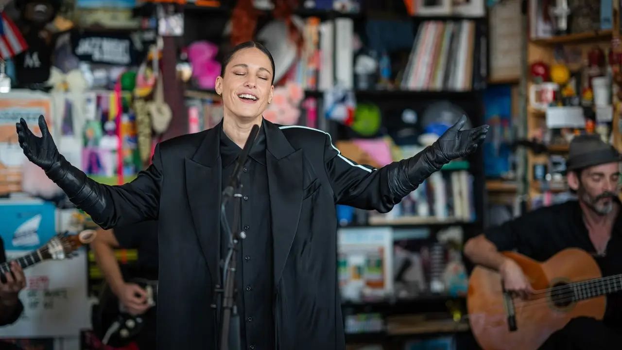Carminho durante a sua atuação no "Tiny Desk Concert" nos estúdios da NPR, em Washington D.C, nos Estados Unidos.