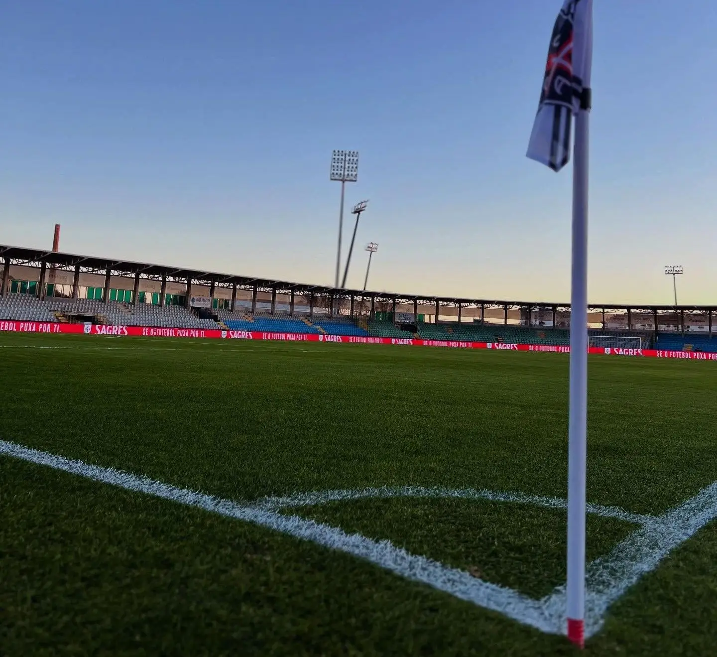 Estádio Municipal de Rio Maior terá novo relvado antes da receção ao Sporting