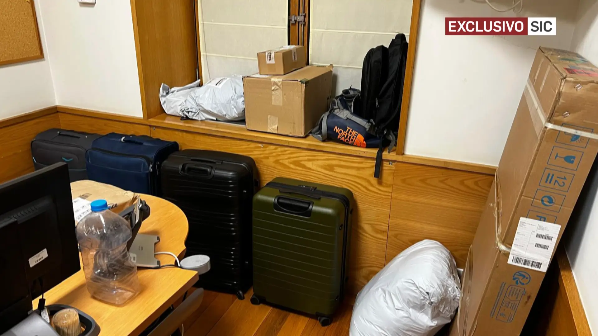 A primeira foto das malas no gabinete do deputado Miguel Arruda