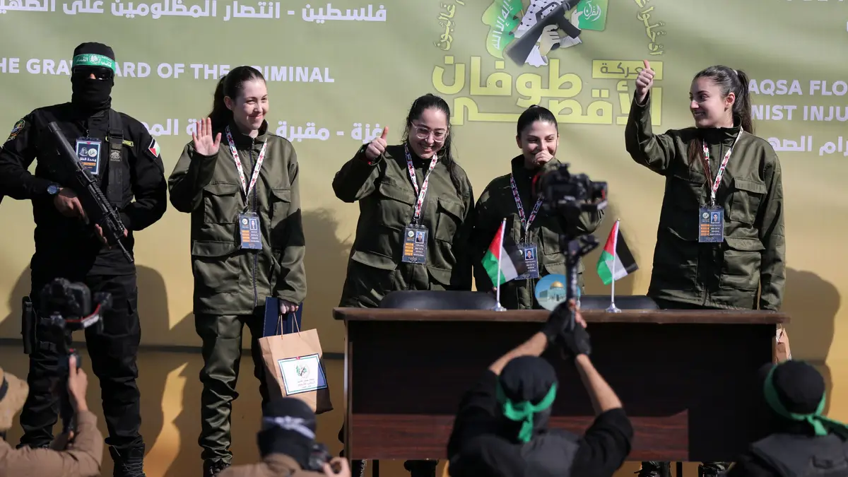 Quatro mulheres soldados israelitas, que estavam detidas em Gaza desde o ataque de 7 de outubro de 2023, são entregues por militantes do Hamas a membros do Comité Internacional da Cruz Vermelha 
