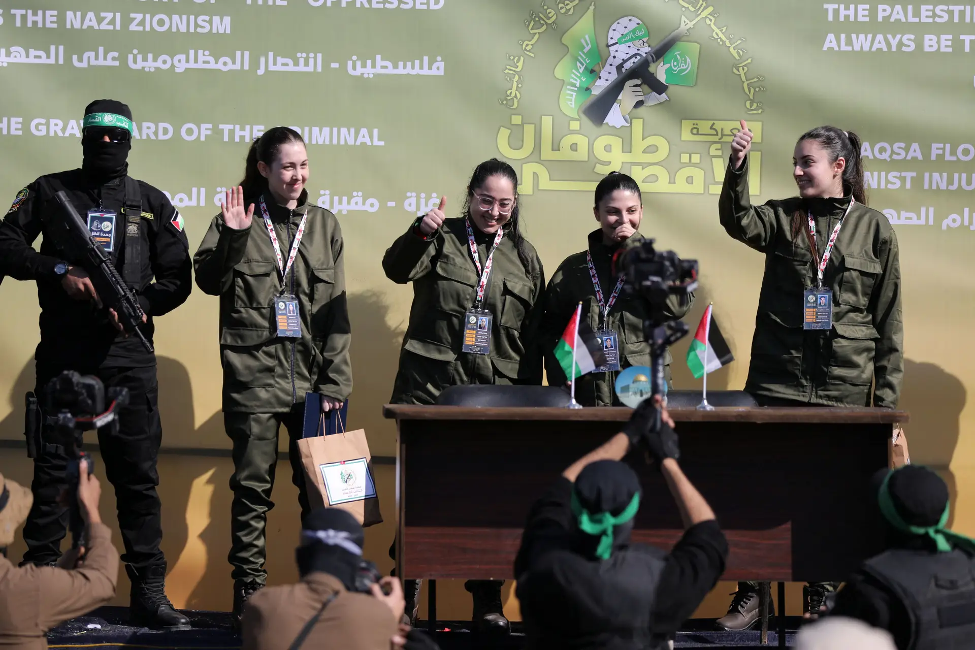 Quatro mulheres soldados israelitas, que estavam detidas em Gaza desde o ataque de 7 de outubro de 2023, são entregues por militantes do Hamas a membros do Comité Internacional da Cruz Vermelha 