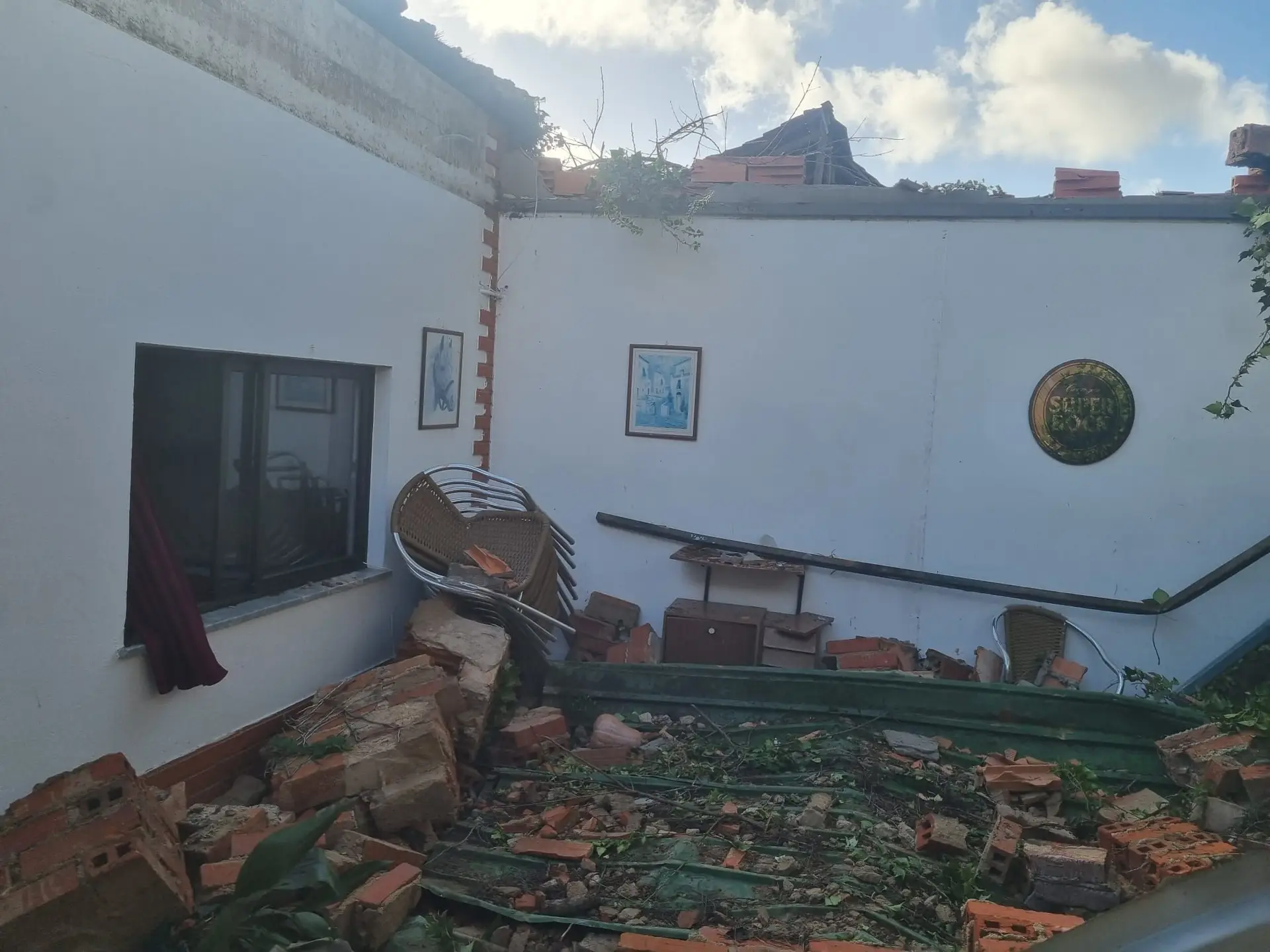 Parede de anexo desaba em Torres Novas e faz um ferido 