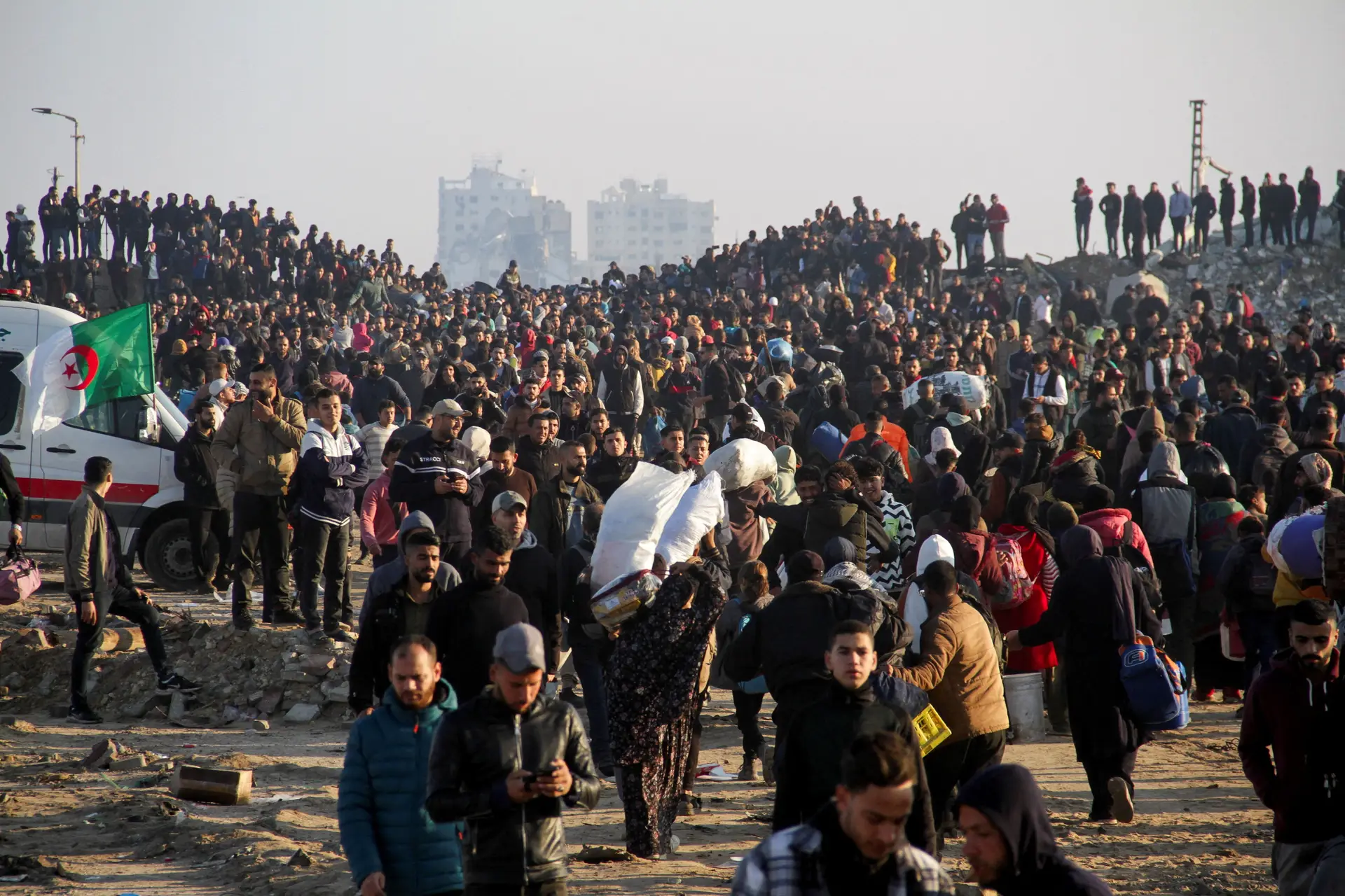 Deslocados regressam a Gaza