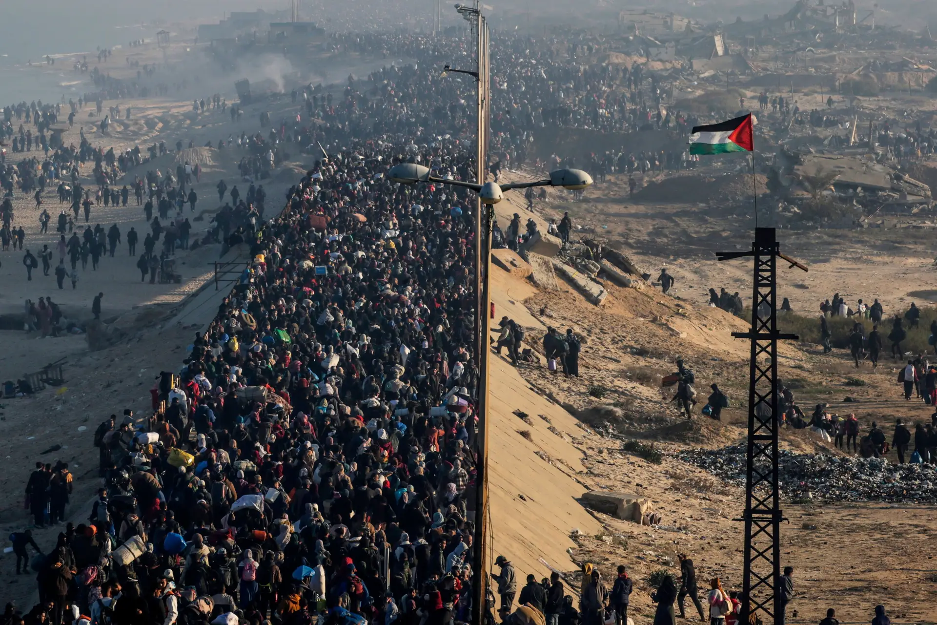 Imagens de um dia emotivo: com a ‘casa às costas’, milhares regressam a Gaza