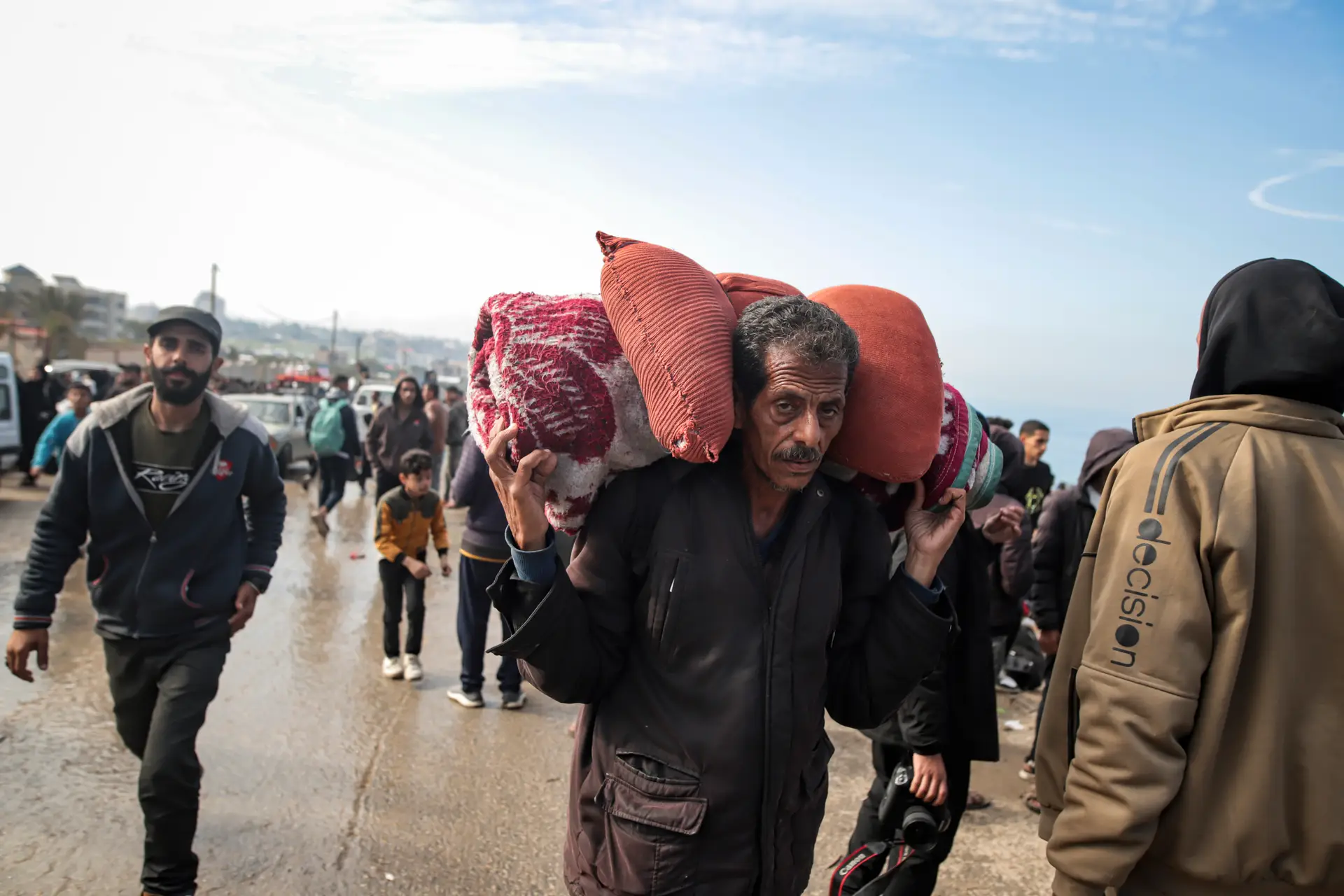 Centenas de palestinianos começam a regressar ao norte de Gaza esta segunda-feira